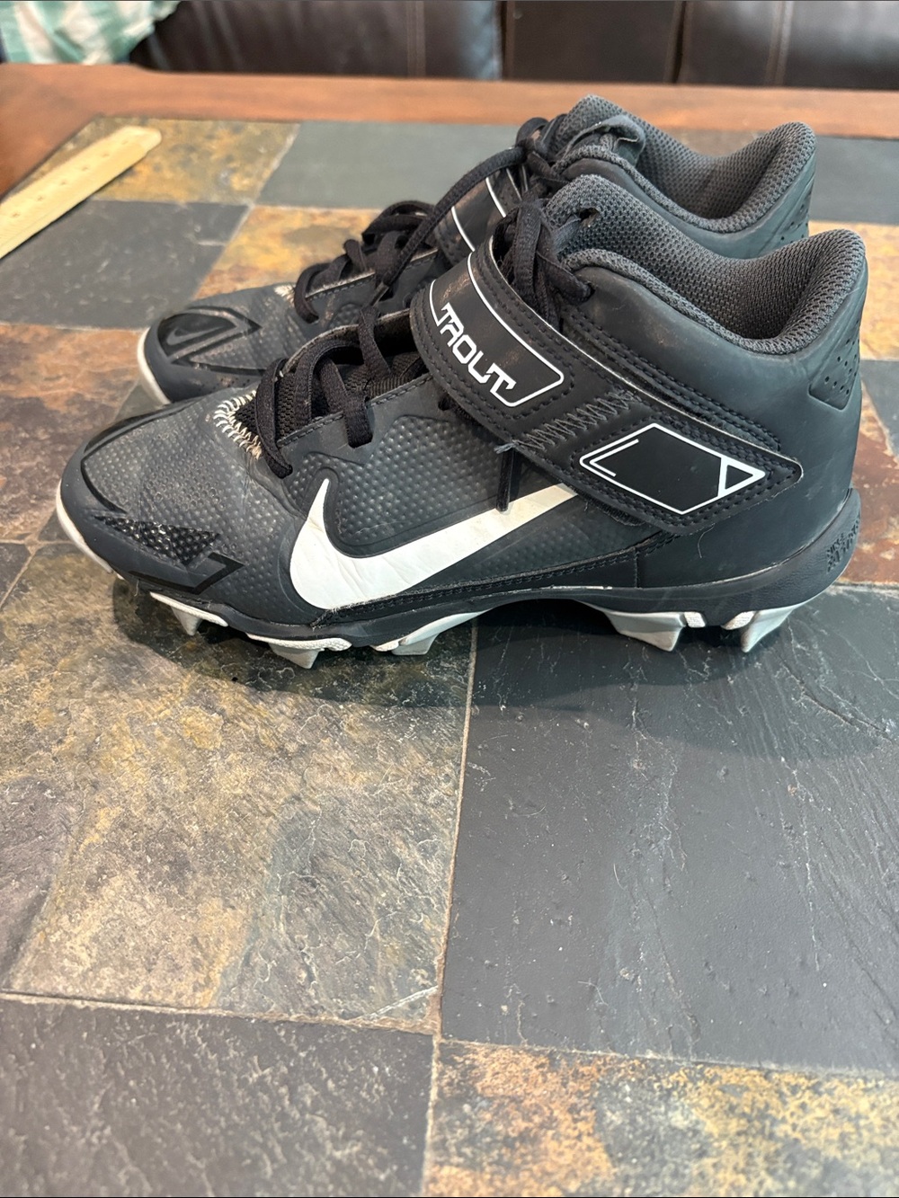 Nike TROUT Fastflex Kids size 4Y Black and White baseball Cleat Sneakers.